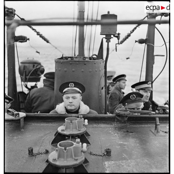 Officiers du sous-marin Casabianca en poste dans la baignoire du submersible.