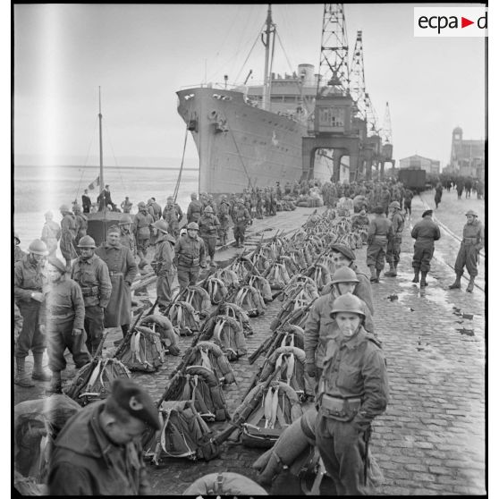 Rassemblement de chasseurs alpins du 6e BCA sur un quai du port de Brest.