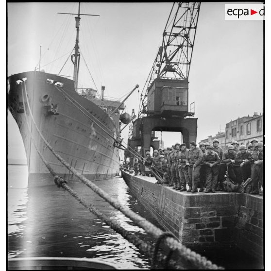 Rassemblement de chasseurs alpins du 6e BCA sur un quai du port de Brest.