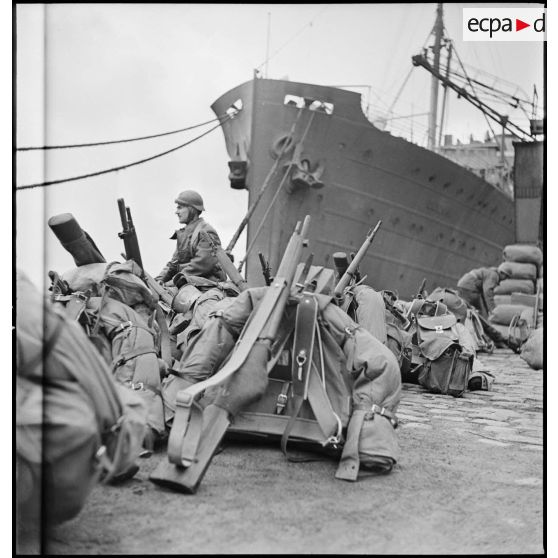 Faisceau d'armes et de sacs à dos sur un quai du port de Brest.