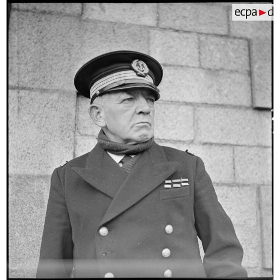 Portrait d'un lieutenant de vaisseau sur le port de Brest.