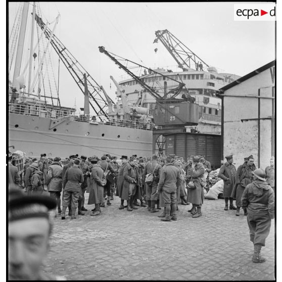 Soldats de la 1re division légère de chasseurs (DLCh) en attente d'embarquement sur un quai du port de Brest.