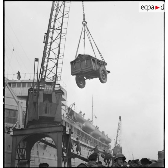 Embarquement d'une remorque à bord d'un paquebot sur le port de Brest.