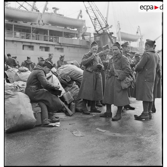 Soldats de la 1re division légère de chasseurs (DLCh) en attente d'embarquement sur un quai du port de Brest.