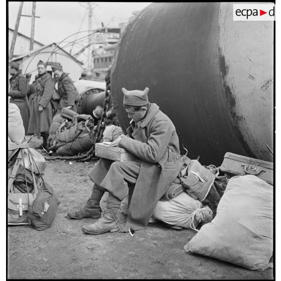 Soldats de la 1re division légère de chasseurs (DLCh) en attente d'embarquement sur un quai du port de Brest.