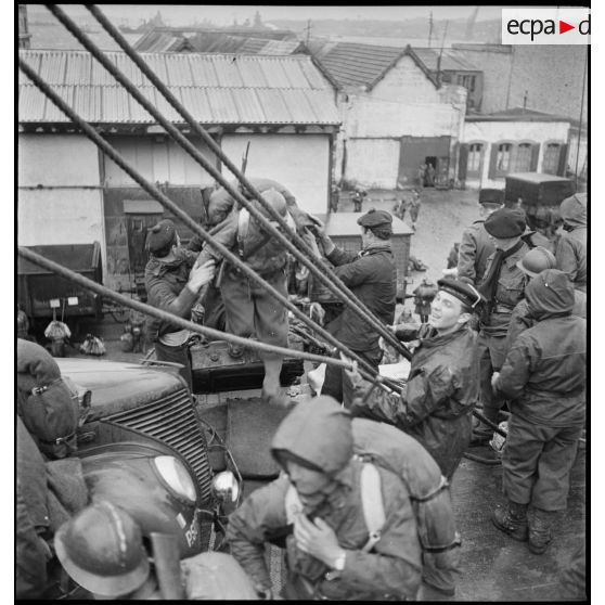 Embarquement de chasseurs alpins de la 27e DBCA à bord d'un paquebot dans le port de Brest.