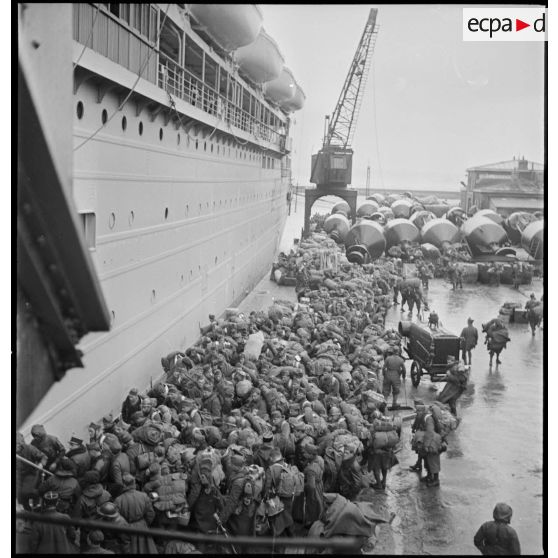 Embarquement d'artilleurs à bord d'un paquebot dans le port de Brest.