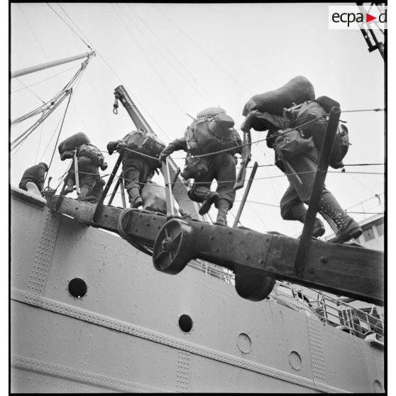 Embarquement de chasseurs alpins de la 27e DBCA à bord d'un paquebot dans le port de Brest.