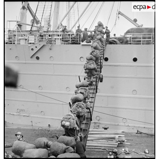 Embarquement de chasseurs alpins de la 27e DBCA à bord d'un paquebot dans le port de Brest.