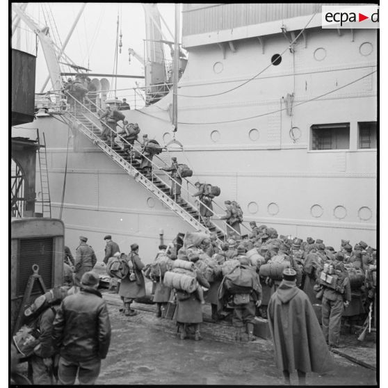 Embarquement d'artilleurs à bord d'un paquebot dans le port de Brest.