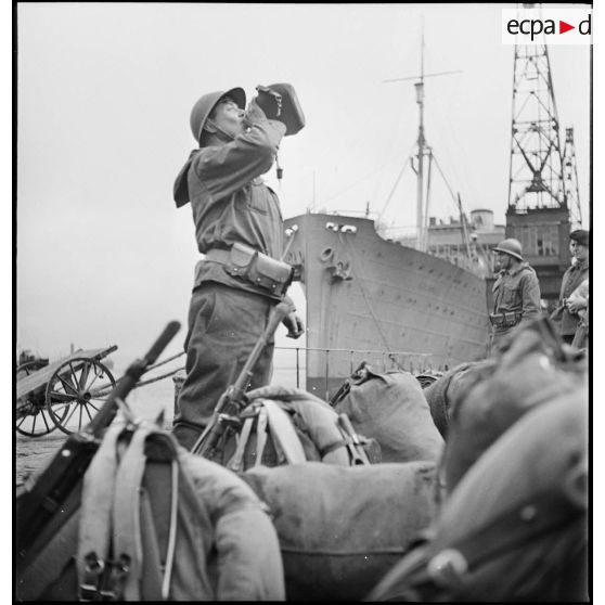 Chasseur alpin se désaltérant sur un quai du port de Brest.