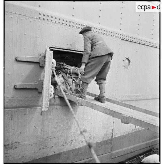 Chargement de matériel à bord d'un paquebot sur le port de Brest.