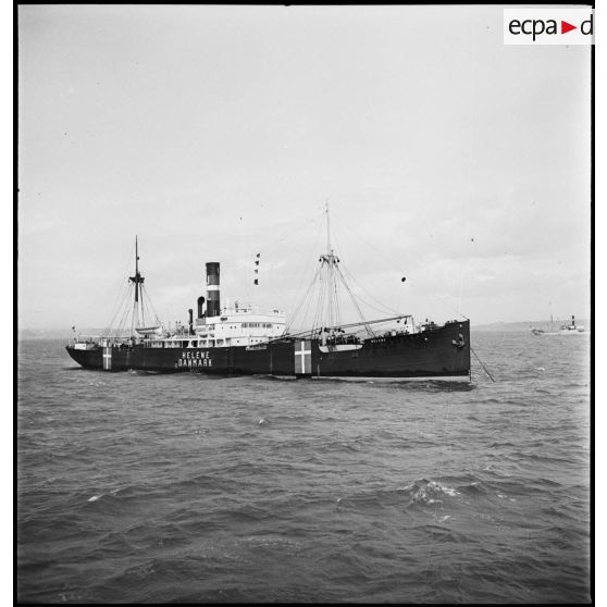 Vue trois quarts avant tribord du cargo Hélène de la marine marchande danoise.