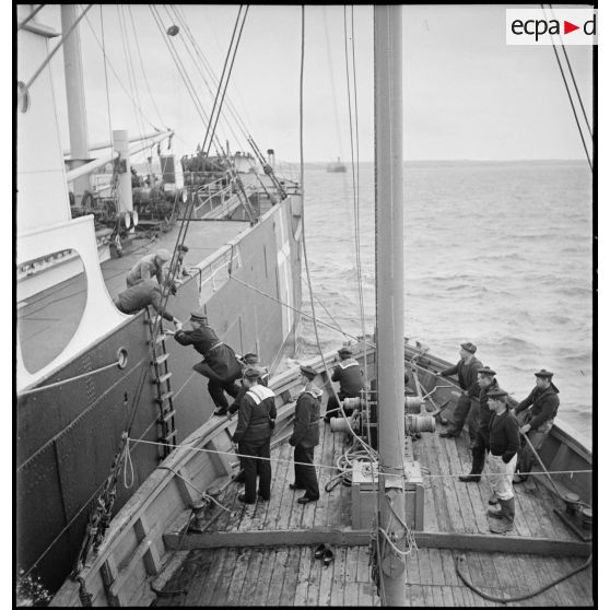 Le patrouilleur auxiliaire P 24 Médoc de la Marine nationale arraisonne le cargo marchand danois Hélène pour un contrôle au large des côtes portugaises.