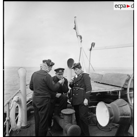 Fraternisation entre marins français et officier de la marine marchande danoise.