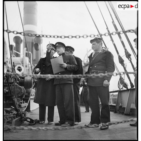 Le commandant du cargo Hélène de la marine marchande danoise, qui vient d'être arraisonné, donne des explications à l'équipage du patrouilleur P 24 Médoc lors de la fouille du cargo.