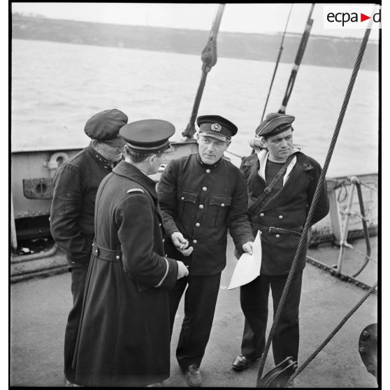 Le commandant du cargo Hélène de la marine marchande danoise, qui vient d'être arraisonné, donne des explications à l'équipage du patrouilleur P 24 Médoc lors de la fouille du cargo.