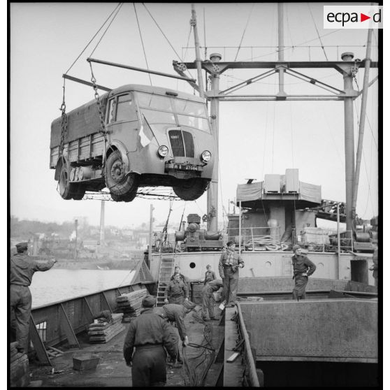 Chargement d'un camion Renault AGK à bord d'un cargo.