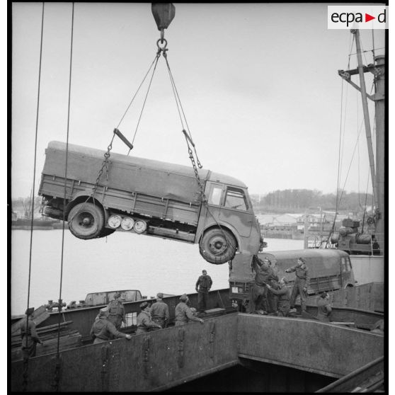 Chargement d'un camion Renault AGK à bord d'un cargo.