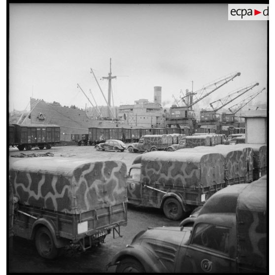 Camionnettes stationnées sur un quai du port de Brest.