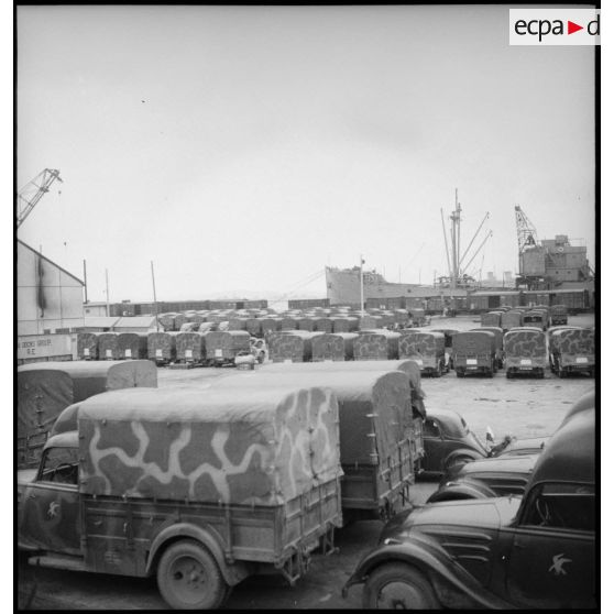 Camionnettes stationnées sur un quai du port de Brest.