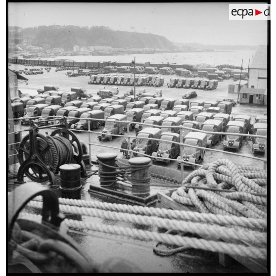 Camionnettes stationnées sur un quai du port de Brest.