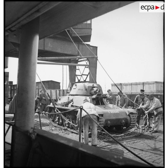 Chargement d'un char léger Hotchkiss H-39 à bord d'un cargo.