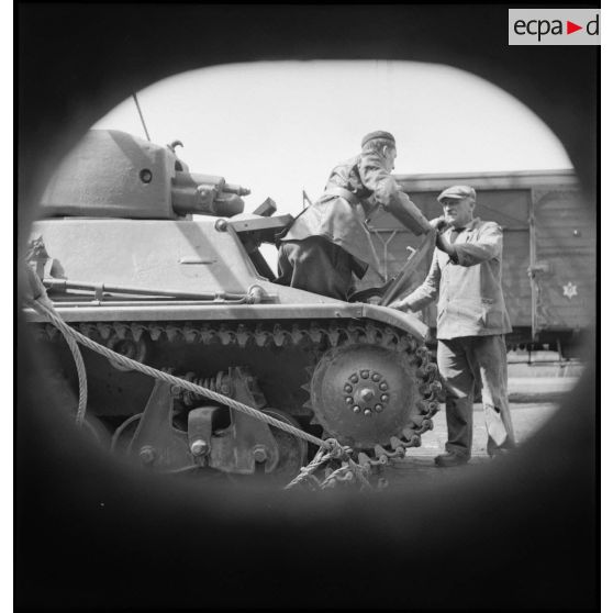 Un char léger Hotchkiss H-39 et son pilote sur un quai du port de Brest.