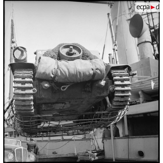 Chargement d'un char léger Hotchkiss H-39 à bord d'un cargo.