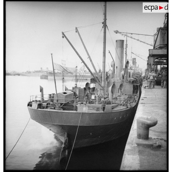 Cargo amarré dans le port de Brest.