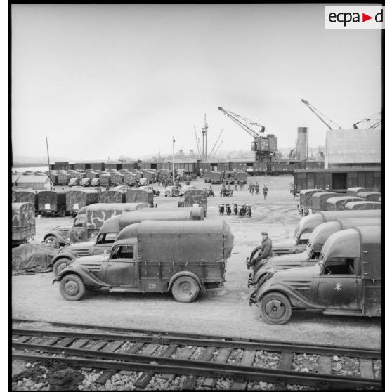 Camionnettes stationnées sur un quai du port de Brest.