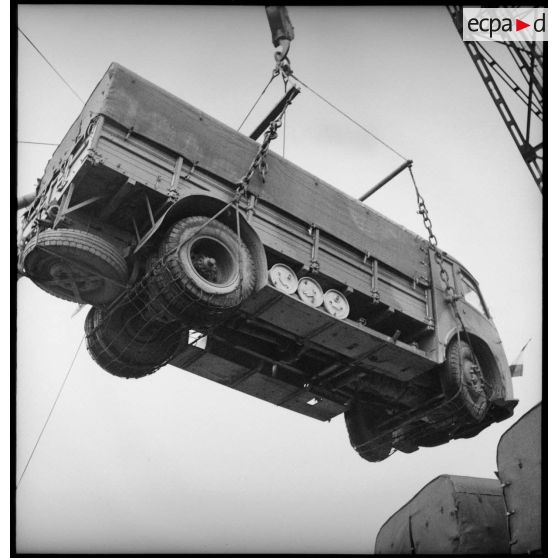 Chargement d'un camion Renault AGK à bord d'un cargo.