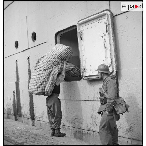 Chargement de matelas destinés aux troupes du CEFS.