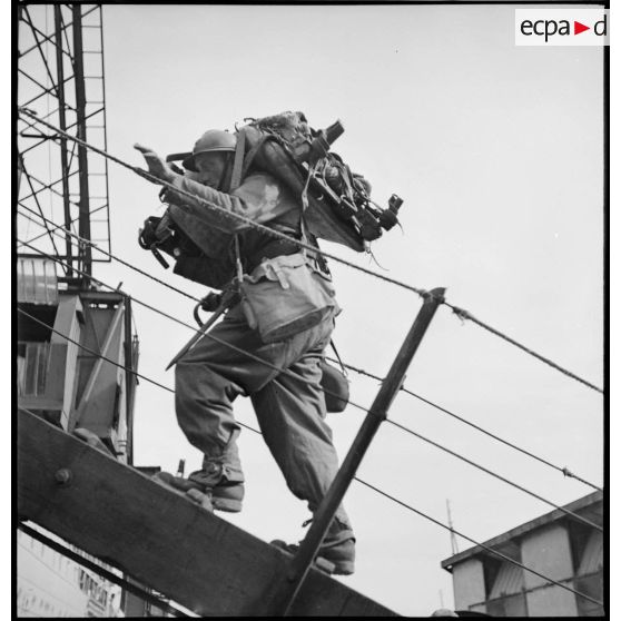 Chasseurs embarquant les bâts des mulets destinés au CEFS.