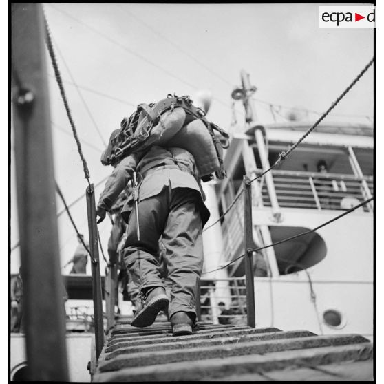 Chasseurs embarquant les bâts des mulets destinés au CEFS.