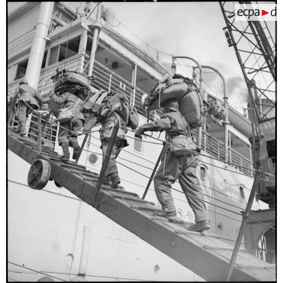 Chasseurs embarquant les bâts des mulets destinés au CEFS.