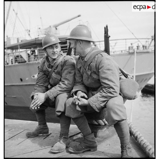 Chasseurs polonais de la BACP sur un quai du port de Brest.