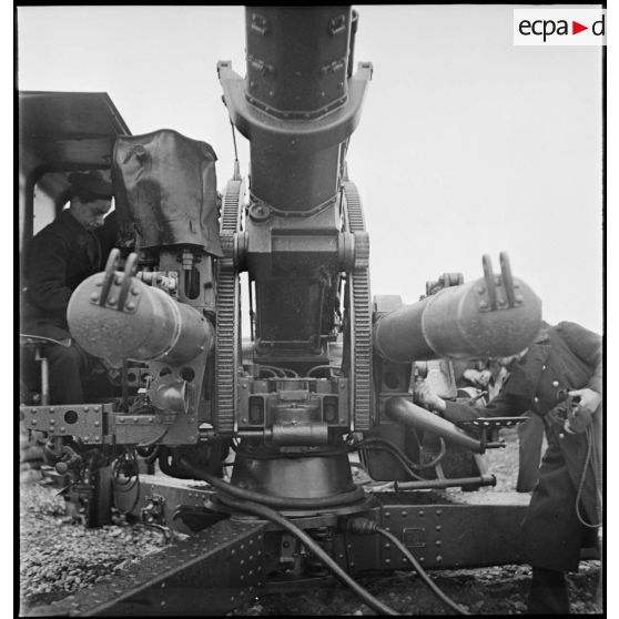 Mise en oeuvre d'un canon antiaérien de 90 mm Marine appartenant à une des batteries situées en région parisienne qui participent à la défense antiaérienne de Paris.