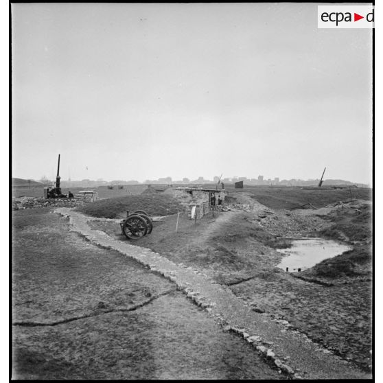 Canons antiaériens de 90 mm Marine appartenant à une des batteries situées en région parisienne qui participent à la défense antiaérienne de Paris.