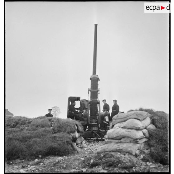 Mise en oeuvre d'un canon antiaérien de 90 mm Marine appartenant à une des batteries situées en région parisienne qui participent à la défense antiaérienne de Paris.