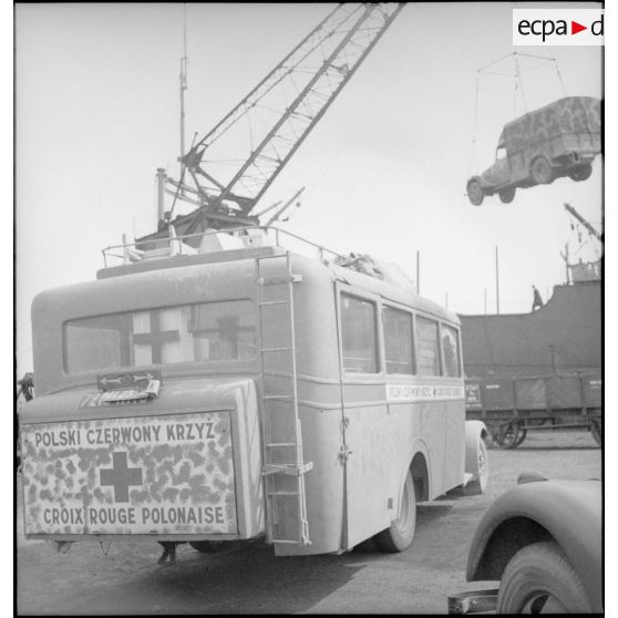 Ambulance de la Croix-Rouge polonaise sur un quai du port de Brest.