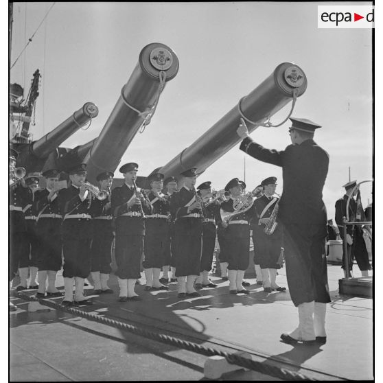 La fanfare joue avant une cérémonie des couleurs à bord du cuirassé Paris.