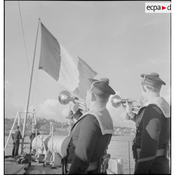 Clairons pendant l'exécution de l'hymne national au cours d'une cérémonie des couleurs à bord du cuirassé Paris.