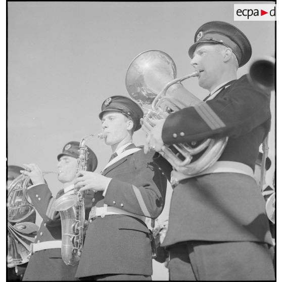 La fanfare exécute l'hymne national pendant une cérémonie des couleurs à bord du cuirassé Paris.