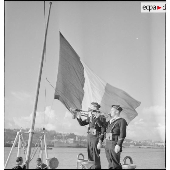 Clairons pendant l'exécution de l'hymne national au cours d'une cérémonie de lever des couleurs à bord du cuirassé Paris.