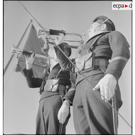 Clairons pendant l'exécution de l'hymne national au cours d'une cérémonie des couleurs à bord du cuirassé Paris.