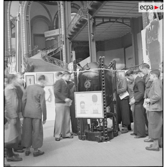 Exposition de la France d'Outre-mer au Grand Palais : visiteurs regardant une mine sous-marine.