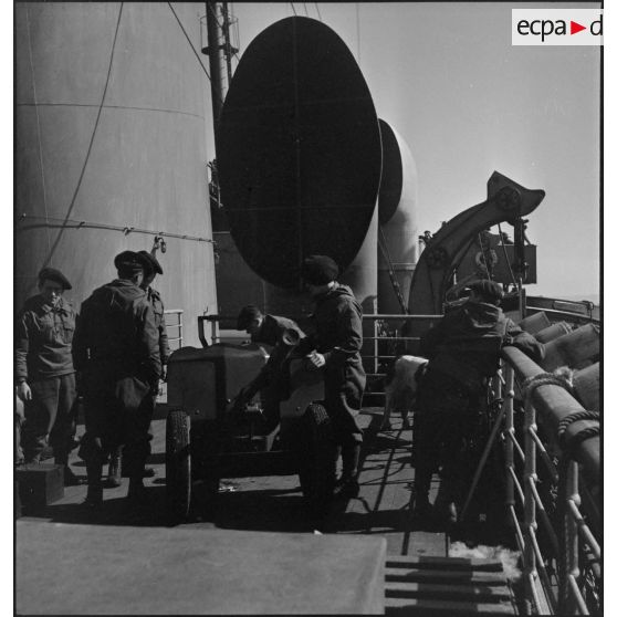 Canon antichar sur le pont du paquebot transport de troupes le Ville d'Alger.