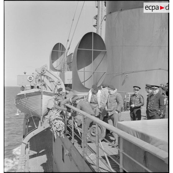 Chasseurs alpins de la 5e DBCA à bord du paquebot transport de troupes le Ville d'Alger.