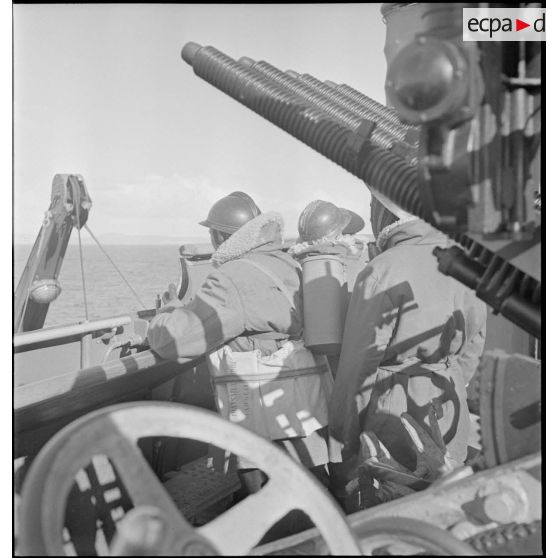 Marins et chasseurs alpins sur un des ponts du paquebot transport de troupes le Ville d'Alger.